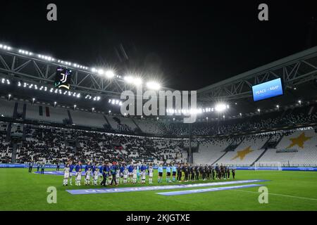 Torino, 24th novembre 2022. I giocatori e i funzionari si allineano prima di iniziare la partita della UEFA Womens Champions League allo Stadio Juventus di Torino. Il credito per le immagini dovrebbe essere: Jonathan Moskrop / Sportimage Credit: Sportimage/Alamy Live News Foto Stock