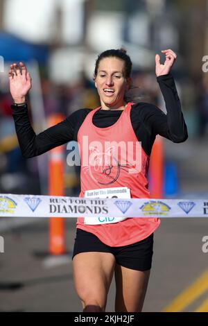 Berwick, Stati Uniti. 24th Nov 2022. Marina Martino di Dallas, Pennsylvania, attraversa il traguardo alla 113th Run for the Diamonds di Berwick, Pennsylvania, il 24 novembre 2022. Martino ha concluso per primo nella gara femminile di nove miglia con un tempo di 52 minuti e 50,23 secondi. (Foto di Paul Weaver/Sipa U) Credit: Sipa U/Alamy Live News Foto Stock