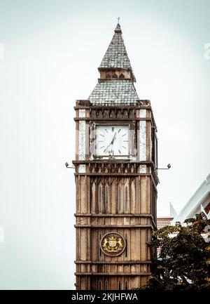 Samut prakan, Thailandia - 18 novembre 2022 : la firma della provincia di Samut Prakan è la torre dell'orologio Pak-Nam. Spazio per il testo, messa a fuoco selettiva. Foto Stock