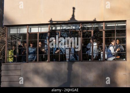 New York, New York, Stati Uniti. 24th Nov 2022. Persone che guardano attraverso le finestre dell'edificio residenziale 96th Macy's Thanksgiving Day Parade lungo le strade di New York (Credit Image: © Lev Radin/Pacific Press via ZUMA Press Wire) Credit: ZUMA Press, Inc./Alamy Live News Foto Stock