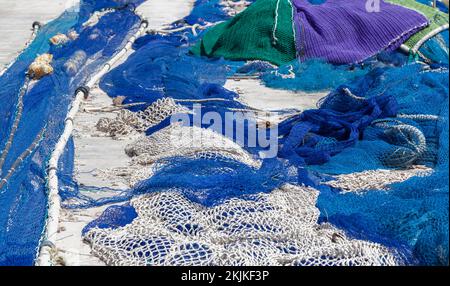 Colorate reti da pesca e corde posate per asciugare, porto di Port de Soller, Maiorca, Isole Baleari, Spagna, Europa Foto Stock