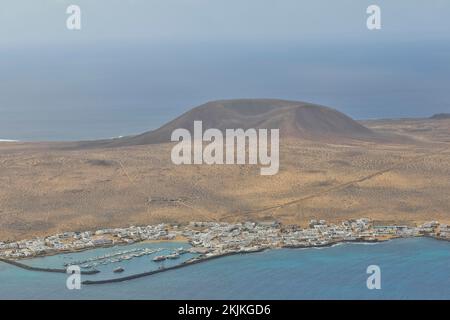 Montaña del Mojón con città portuale sull'isola di la Graciosa da Mirador del Río, Lanzarote, Isole Canarie, Spagna, Europa Foto Stock