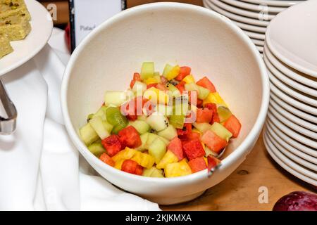 Insalata mista di frutta fresca in un recipiente Foto Stock