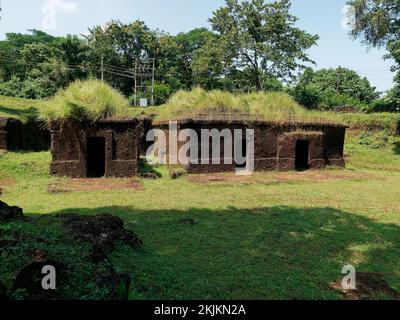 Grotte a Khandepar monolitico laterite taglio complesso tempio grotta del 11 ° secolo DC in Ponda Stato Goa 10 15 2022 Foto Stock