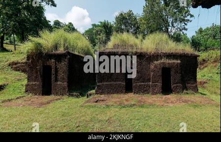 Grotte a Khandepar monolitico laterite taglio complesso tempio grotta del 11 ° secolo DC in Ponda Stato Goa 10 15 2022 Foto Stock