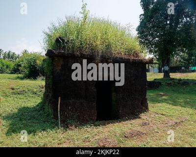 Grotte a Khandepar monolitico laterite taglio complesso tempio grotta del 11 ° secolo DC in Ponda Stato Goa 10 15 2022 Foto Stock