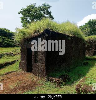 Grotte a Khandepar monolitico laterite taglio complesso tempio grotta del 11 ° secolo DC in Ponda Stato Goa 10 15 2022 Foto Stock