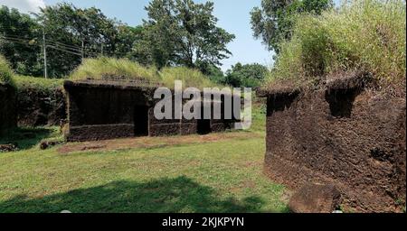 Grotte a Khandepar monolitico laterite taglio complesso tempio grotta del 11 ° secolo DC in Ponda Stato Goa 10 15 2022 Foto Stock