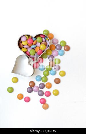 Lenticchie al cioccolato in Heart cookie Cutter, Smartie Foto Stock