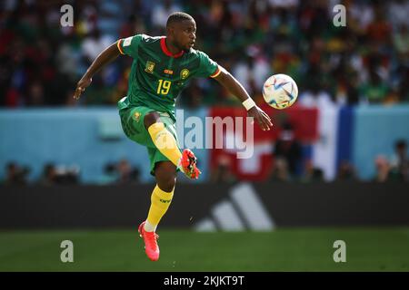 Qatar. 24th Nov 2022. Al Wakrah, Qatar. 24th Nov 2022. Calcio: Coppa del mondo, Svizzera - Camerun, turno preliminare, Gruppo G, Giornata 1, All'al-Janub Stadium di al-Wakra, il Camerun's Collins Fai gioca la palla. Credit: Christian Charisius/dpa/Alamy Live News Credit: dpa picture Alliance/Alamy Live News Foto Stock