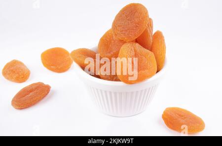 Albicocche secche in una ciotola Foto Stock
