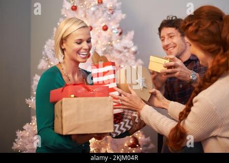 Babbo Natale non poteva adattarsi a tutti i camini. Tre amici che si scambiano regali a Natale. Foto Stock