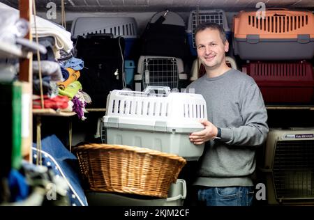 Brema, Germania. 18th Nov 2022. Stefan Evers, presidente del Bremer Tiertafel, si trova in una stanza con donazioni in natura che vengono distribuite dal Tiertafel ai proprietari di animali domestici bisognosi. Il numero di proprietari di animali domestici bisognosi e la necessità di alimenti per animali domestici e donazioni in natura sono aumentati notevolmente quest'anno. (A dpa: 'Aumento della domanda a Tiertafeln in bassa Sassonia e Brema') Credit: Hauke-Christian Dittrich/dpa/Alamy Live News Foto Stock