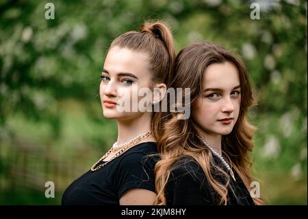 Ivano-Frankivsk, Ucraina 15 maggio 2021 : Ritratti di bambini adolescenti vestiti di nero, ritratto di due ragazze. Foto Stock