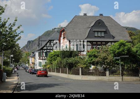 Case a graticcio a Frankenweg e vista del Castello di Drachenfels, Bad Honnef, Nord Reno-Westfalia, Germania, Europa Foto Stock