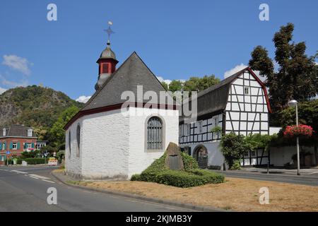 Lady Chapel su un'isola trafficata con casa a graticcio, Rhöndorf, Bad Honnef, Renania settentrionale-Vestfalia, Germania, Europa Foto Stock