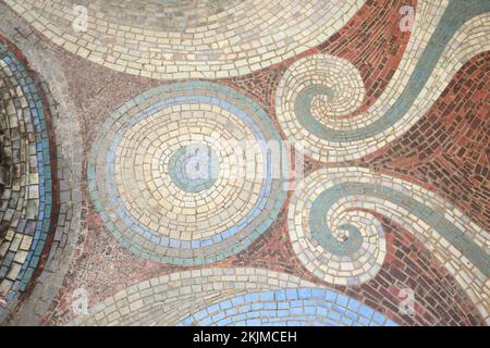 Ornamenti floreali rotondi e mosaico del pavimento, cerchi, rotondi, motivo, pavimento, Dettaglio, volute, artigianato, sorgente minerale, Römerquelle, Bad EMS, Renania- Foto Stock