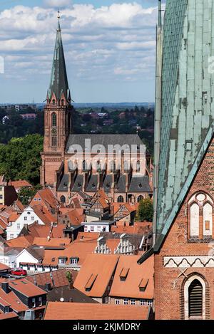 Vista dall'ex torre dell'acqua fino alla Nikolaikirche, sulla torre destra della Johanniskirche, Lüneburg, bassa Sassonia, Germania, Europa Foto Stock