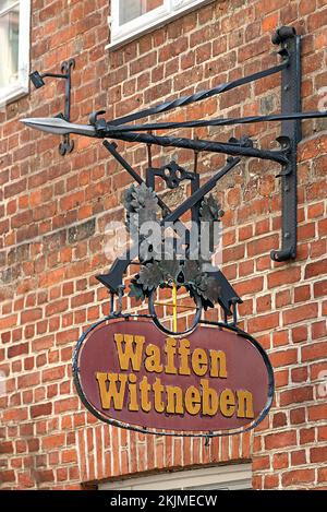 Segno di naso di un negozio di armi nella città vecchia, Lüneburg, bassa Sassonia, Germania, Europa Foto Stock