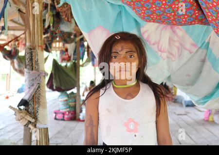 Popolazioni indigene, giovane ragazza indigena Huni kuin indossa la tradizionale pittura facciale nel suo villaggio nella foresta amazzonica, Acre, Brasile, Sud America Foto Stock