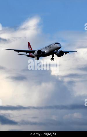 Aircraft Helvetic Airways, Embraer E190-E2, HB-AZF Foto Stock