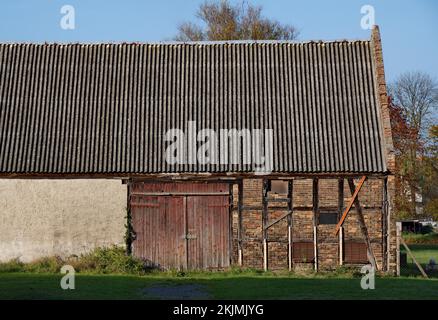 Stalla storica ancora non ristrutturata nel distretto fienile di Kremmen, contea di Oberhavel, stato di Brandeburgo, Germania, Europa Foto Stock