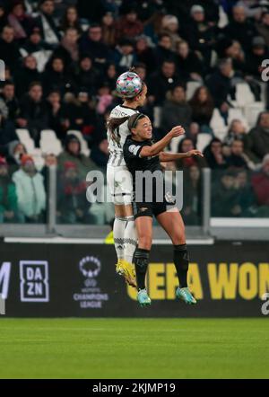 Torino, Italia. 24th Nov 2022. Katie McCabe di Arsenal Women e Barbara Bonansea di Juventus Women durante la UEFA womenÂ&#X80;&#x99;s Champions League, Gruppo C, partita di calcio tra Juventus Women e Arsenal Women il 24 novembre 2022 allo stadio Allianz di Torino. Photo Nderim Kaceli Credit: Independent Photo Agency/Alamy Live News Foto Stock