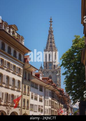 BERNA SVIZZERA, 7 LUGLIO 2022: Edifici storici nel centro di Berna una città vecchia e ben conservata in Europa. Passeggiata attraverso il centro della città, facciate di edifici residenziali Foto Stock