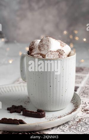 Tazza di bevanda calda con marshmallow e cioccolato. Creazioni di Natale a casa. Foto Stock