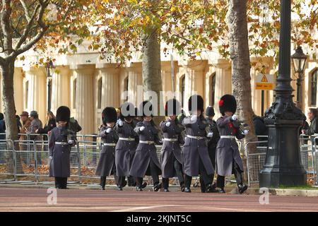 Londra, Regno Unito. 22nd novembre 2022. Spettacolo sul Mall per la visita di Stato ospitata da re Carlo per il presidente sudafricano Cyril Ramaphosa. Le guardie dei cavalli sfilano sul Mall. Foto Stock