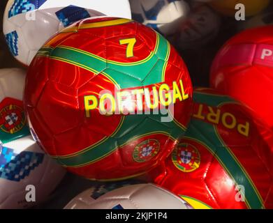 Pallina da calcio portoghese nei colori nazionali Foto Stock