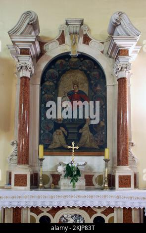 L'altare della Regina del Santo Rosario nella chiesa parrocchiale di San Bernard a Funtana, Croazia Foto Stock