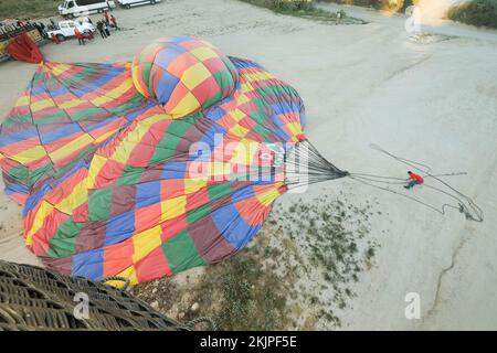 Ballon ad aria calda che atterra dopo aver superato Cappadocia, Turchia Foto Stock