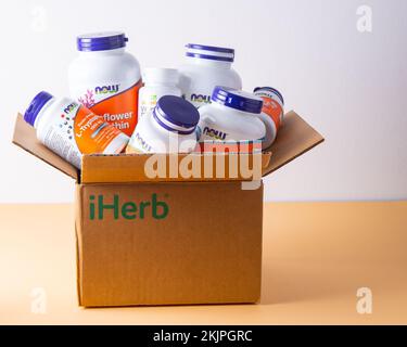 Vitamine, minerali e micronutrienti da iHerb box. Molti vasi diversi. Additivi alimentari biologicamente attivi. Supplemento dietetico set acquistare on-line. Farmaci per la salute. Kiev, Ucraina - 13 luglio 2022 Foto Stock