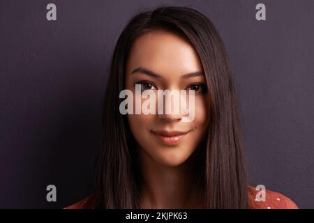 Shes ha ottenuto la vostra attenzione. Una donna piuttosto giovane che guarda la macchina fotografica. Foto Stock