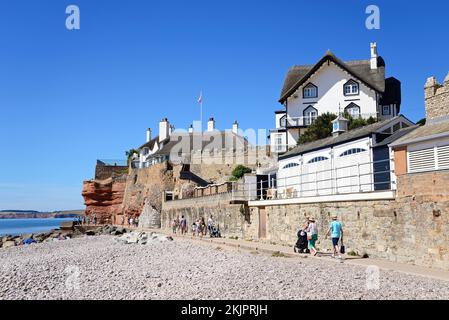 Vista delle tradizionali case con tetto in paglia che si affacciano sulla spiaggia e sulla costa del West End della città, Sidmouth, Devon, Regno Unito. Foto Stock