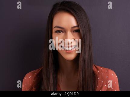 Shes ha ottenuto la vostra attenzione. Una donna piuttosto giovane che guarda la macchina fotografica. Foto Stock