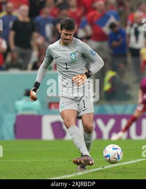 24th novembre 2022, Khalifa International Stadium, Doha, QAT, Coppa del mondo FIFA 2022, Gruppo G, Brasile vs Serbia, nella foto il portiere brasiliano Alisson Foto Stock