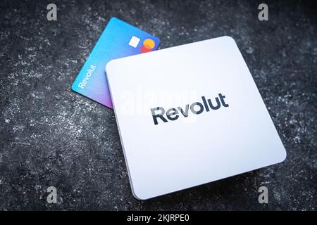 Carta Revolut Bank con busta bianca. Nuova Revolut Mastercard riprogettata senza dettagli della carta su sfondo concreto. Cracovia, Polonia - 11 novembre 2022. Foto Stock