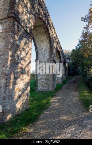 Acquedotto nei pressi di Lucca, Toscana, Italia, costruito da Lorenzo Nottolini Foto Stock