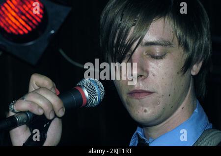 PAUL BANKS, INTERPOL, CONCERTO, 2002: Un giovane Paul Banks degli INTERPOL che suona un primo tour nel Regno Unito al Tiny BarflyClub di Cardiff, Galles, Regno Unito il 9 ottobre 2002. Foto: Rob Watkins. INFO: Interpol è un gruppo musicale statunitense formatosi nel 1997 a New York. Noti per il loro suono oscuro e atmosferico e lo stile post-punk revival, hanno guadagnato consensi con album come "Turn On the Bright Lights" e successi come "Evil" e "Slow Hands". Foto Stock