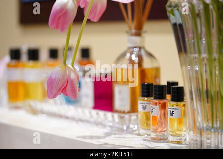 Elegante tela di fiori e profumo di lusso al banco del ricevimento. Foto Stock