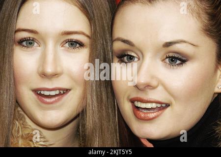 Le star dell'opera Hayley Westenra dalla Nuova Zelanda e Katherine Jenkins dal Galles al Millennium Stadium di Cardiff, marzo 26 2004. Fotografia: ROB WATKINS Foto Stock