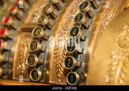 Antico registratore di cassa, pulsanti primo piano Foto Stock