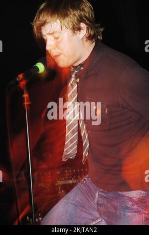 RICKY WILSON, GIOVANE, PRIMO TOUR, 2004: Un giovanissimo Ricky Wilson, il cantante dei Kaiser Chiefs nel loro primo tour completo nel Regno Unito di piccoli locali al Welsh Club di Cardiff, 19 ottobre 2004. Fotografia: ROB WATKINS. INFO: Kaiser Chiefs è un gruppo musicale indie rock britannico formatosi nel 2003 a Leeds. Noti per il loro suono energico e i ganci accattivanti, hanno guadagnato fama con successi come "i Predict a Riot" e "Ruby", diventando una forza significativa nella scena rock britannica. Foto Stock