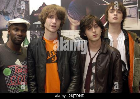 THE LIBERTINES, YOUNG, PORTRAIT, 2002: The Libertines all'inizio della loro carriera fotografato nella Green Room al popfactory Music tv show a Porth, Galles, Regno Unito, il 25 settembre 2002. La band (da sinistra a destra: Gary Powell, John Hassall, Carl Barât, Pete Doherty) stava apparendo per promuovere il loro album di debutto e il secondo singolo, entrambi chiamati "Up the Bracket". La band shambolic ha preso molte prese per completare la loro performance e quindi la sessione di registrazione è stata superata molto tardi fino a notte fonda. Foto: Rob Watkins Foto Stock