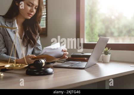 Giudice Gavel con avvocati di giustizia, Businesswoman in causa o avvocato che lavorano su un documento in aula. Diritto giuridico, consulenza e concetto di giustizia Foto Stock