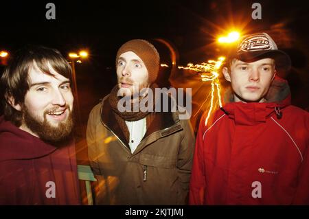 MOUNTAIN MEN ANONIMO, RITRATTO, 2004: La band gallese Mountain Men Anonymous fotografata a Cardiff, Galles, il 7 marzo 2004. Figura: ROB WATKINS. INFO: Mountain Men Anonymous sono stati un gruppo musicale rock strumentale proveniente dal Gloucestershire, via Cardiff, Galles, formatosi nel 1999. Il loro album "Krkonose" ha riscosso il plauso della critica da Wire, NME, Kerrang! E Rock Sound. Foto Stock