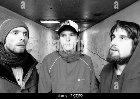 MOUNTAIN MEN ANONIMO, RITRATTO, 2004: La band gallese Mountain Men Anonymous fotografata a Cardiff, Galles, il 7 marzo 2004. Figura: ROB WATKINS. INFO: Mountain Men Anonymous sono stati un gruppo musicale rock strumentale proveniente dal Gloucestershire, via Cardiff, Galles, formatosi nel 1999. Il loro album "Krkonose" ha riscosso il plauso della critica da Wire, NME, Kerrang! E Rock Sound. Foto Stock