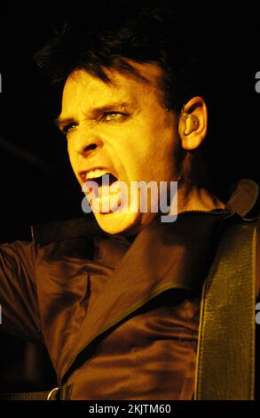 GARY NUMAN, CONCERT, 2004: Gary Numan, leggenda della musica, che suona al Barfly Club di Cardiff, Galles, Regno Unito il 4 marzo 2000. Foto: Rob Watkins. INFORMAZIONI: Gary Numan, nato nel 1958, è un pioniere musicista inglese. Emergendo alla fine degli anni '70, il suo suono elettronico e industriale, epitomizzato in successi come 'Cars' e album come 'The Pleasure Principle', influenzò i generi New Wave e synth-pop, lasciando un impatto duraturo sul panorama musicale. Foto Stock